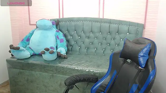 Snapshot of stephania_t chatting on 02-13-25, 10:23 stephania t online show from 02-13-25, 10:23