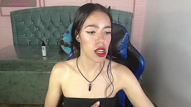 Snapshot of stephania_t chatting on 02-19-25, 01:28 stephania t online show from 02-19-25, 01:28