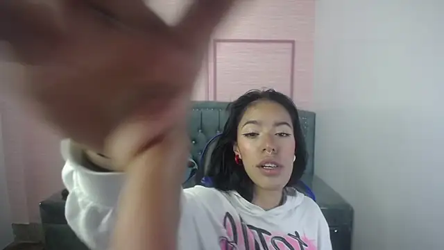 Snapshot of stephania_t chatting on 03-08-25, 10:54 stephania t online show from 03-08-25, 10:54