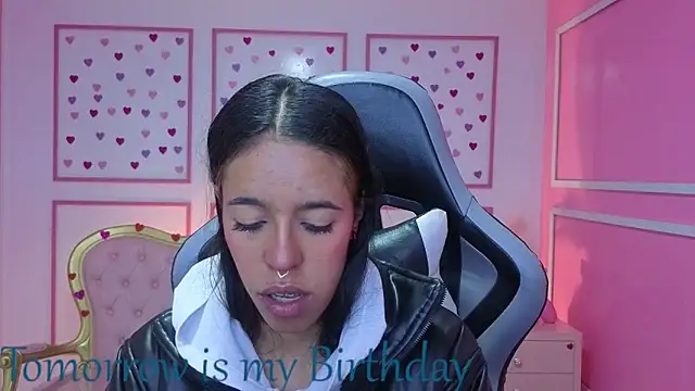 Snapshot of stephania_t chatting on 10-15-25, 11:43 stephania t online show from 10-15-25, 11:43