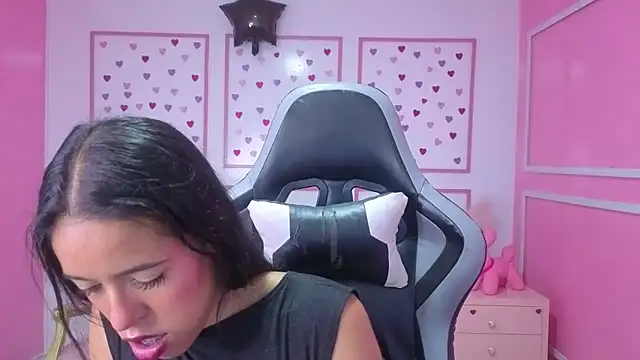 Snapshot of stephania_t chatting on 10-20-25, 12:27 stephania t online show from 10-20-25, 12:27