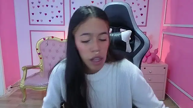 Snapshot of stephania_t chatting on 10-21-25, 12:28 stephania t online show from 10-21-25, 12:28