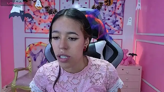 Snapshot of stephania_t chatting on 10-25-25, 12:23 stephania t online show from 10-25-25, 12:23