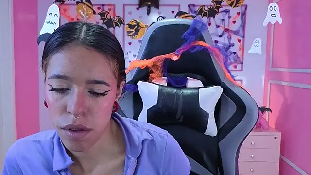 Snapshot of stephania_t chatting on 10-27-25, 11:47 stephania t online show from 10-27-25, 11:47