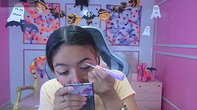 Snapshot of stephania_t chatting on 10-28-25, 11:47 stephania t online show from 10-28-25, 11:47