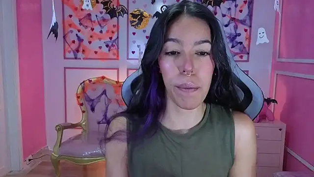 Snapshot of stephania_t chatting on 10-29-25, 12:18 stephania t online show from 10-29-25, 12:18