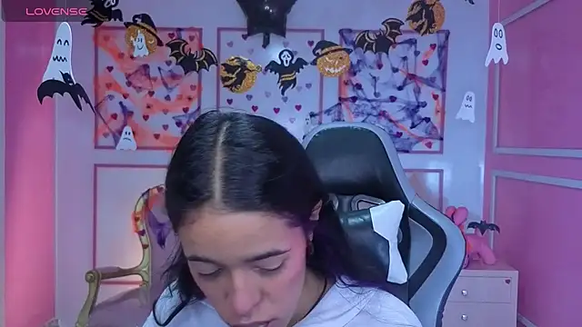 Snapshot of stephania_t chatting on 10-30-25, 11:44 stephania t online show from 10-30-25, 11:44