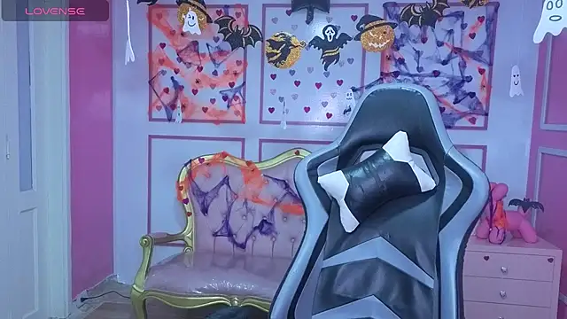 Snapshot of stephania_t chatting on 10-31-25, 12:50 stephania t online show from 10-31-25, 12:50