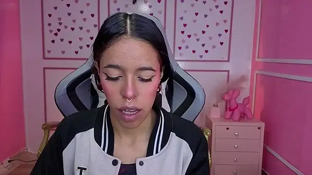 Snapshot of stephania_t chatting on 11-12-25, 11:43 stephania t online show from 11-12-25, 11:43