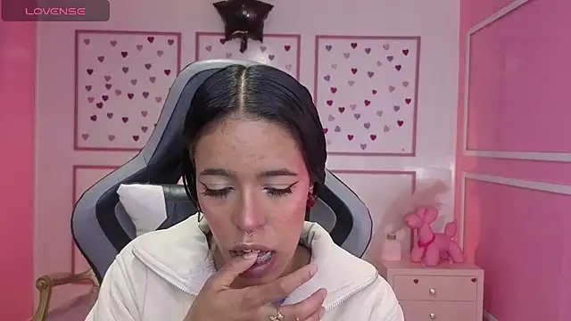 Snapshot of stephania_t chatting on 11-15-25, 12:45 stephania t online show from 11-15-25, 12:45