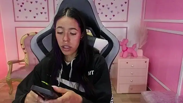 Snapshot of stephania_t chatting on 11-29-25, 11:46 stephania t online show from 11-29-25, 11:46