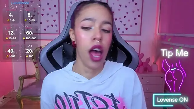 Snapshot of stephania_t chatting on 12-17-25, 12:00 stephania t online show from 12-17-25, 12:00