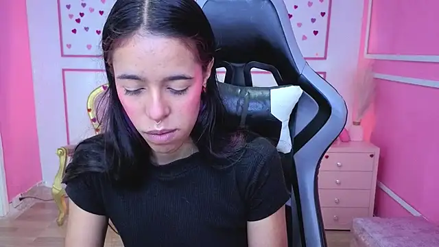 Snapshot of stephania_t chatting on 12-20-25, 12:01 stephania t online show from 12-20-25, 12:01