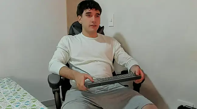 Snapshot of leo030809 chatting on 12-06-24, 01:18 leo030809 online show from 12-06-24, 01:18