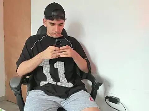 Snapshot of leo030809 chatting on 03-20-25, 03:47 leo030809 online show from 03-20-25, 03:47