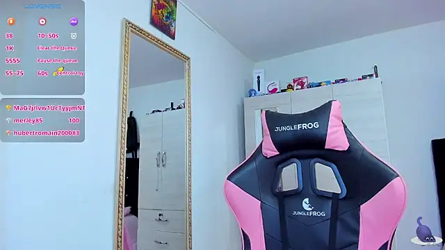 Snapshot of Lucyy-hess chatting on 12-19-24, 06:23 Lucyy-hess online show from 12-19-24, 06:23