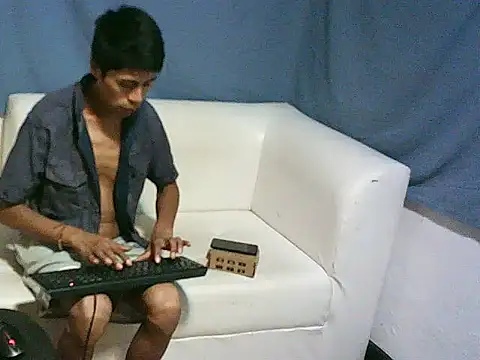 Snapshot of dani07- chatting on 02-07-25, 10:20 dani07- online show from 02-07-25, 10:20