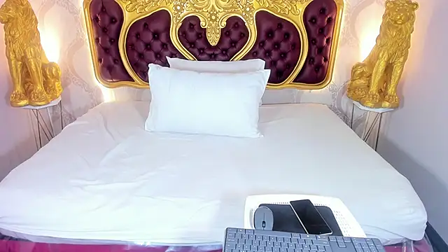 Snapshot of KendralHolson chatting on 10-19-25, 04:35 KendralHolson online show from 10-19-25, 04:35