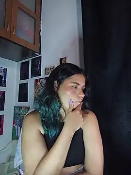 Snapshot of gigiqueen_18 chatting on 06-12-26, 02:43 gigiqueen 18 online show from 06-12-26, 02:43