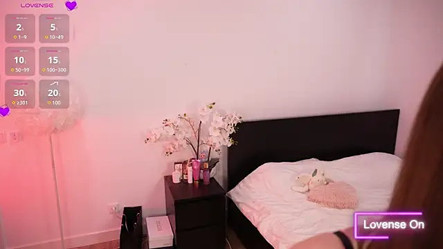 Snapshot of Lilly_Colins chatting on 09-24-25, 04:43 Lilly Colins online show from 09-24-25, 04:43