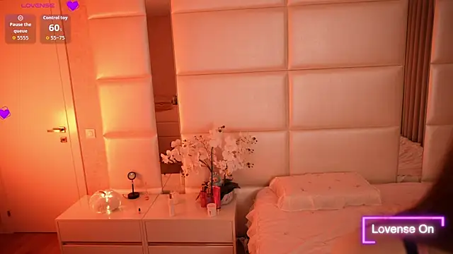 Snapshot of Lilly_Colins chatting on 10-23-25, 06:50 Lilly Colins online show from 10-23-25, 06:50