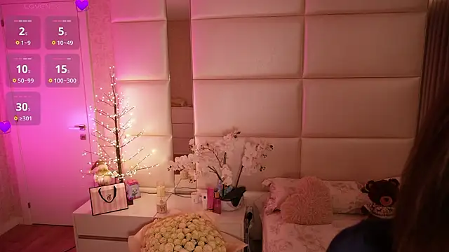 Snapshot of Lilly_Colins chatting on 02-15-26, 08:38 Lilly Colins online show from 02-15-26, 08:38