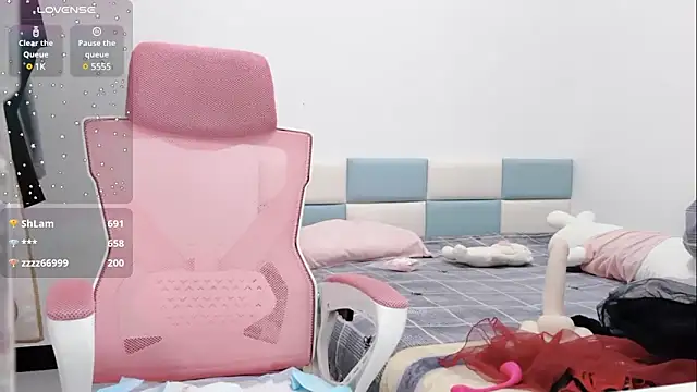 Snapshot of Qwi-V1 chatting on 02-06-25, 02:11 Qwi-V1 online show from 02-06-25, 02:11