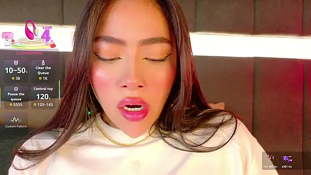 nicolle pierce online show from 11-15-25, 02:02