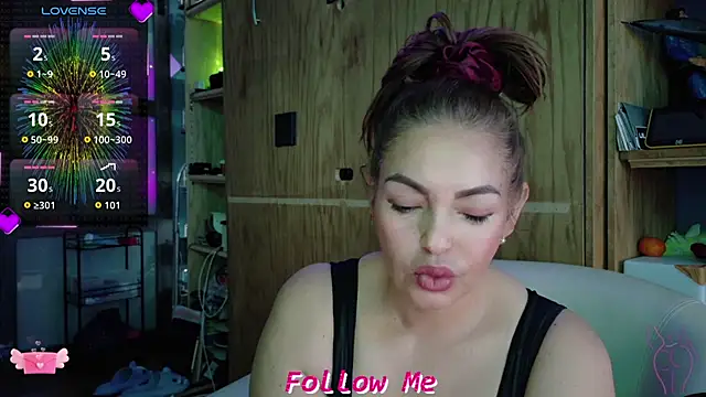 Snapshot of QueenYsuRey chatting on 11-10-25, 06:29 QueenYsuRey online show from 11-10-25, 06:29