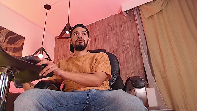 Snapshot of Bedobigcock chatting on 02-06-25, 02:11 Bedobigcock online show from 02-06-25, 02:11