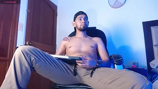 Snapshot of Bedobigcock chatting on 03-18-25, 04:37 Bedobigcock online show from 03-18-25, 04:37