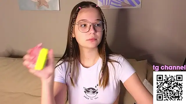 Snapshot of Leela_sun chatting on 11-23-25, 07:52 Leela sun online show from 11-23-25, 07:52