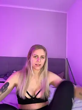 lunawolf21 online show from 11-13-25, 07:40