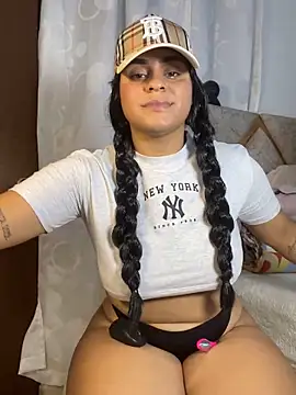 Snapshot of Violetrousse chatting on 11-08-25, 08:29 Violetrousse online show from 11-08-25, 08:29