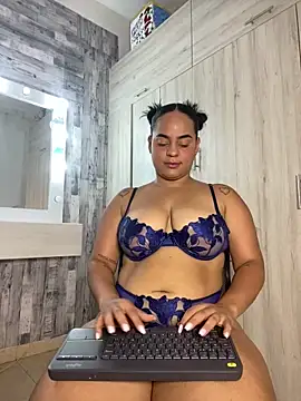 Snapshot of Violetrousse chatting on 12-13-25, 08:47 Violetrousse online show from 12-13-25, 08:47