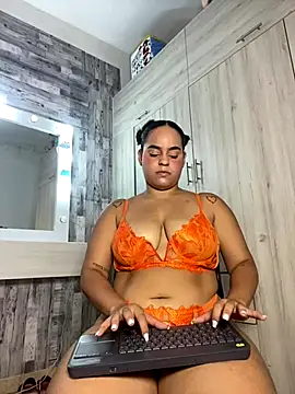 Snapshot of Violetrousse chatting on 12-16-25, 07:41 Violetrousse online show from 12-16-25, 07:41