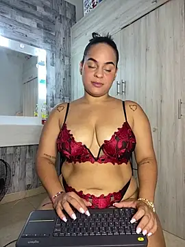 Snapshot of Violetrousse chatting on 12-20-25, 08:05 Violetrousse online show from 12-20-25, 08:05