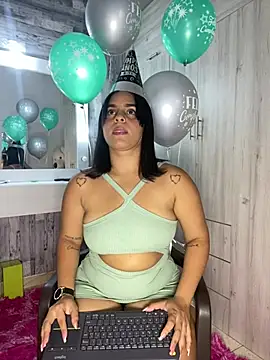 Snapshot of Violetrousse chatting on 02-18-26, 11:01 Violetrousse online show from 02-18-26, 11:01