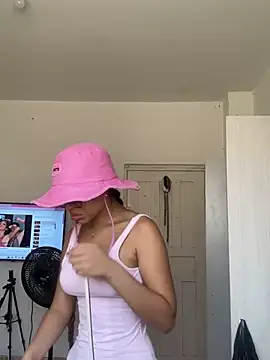 Snapshot of Mia_petite01 chatting on 03-09-25, 05:28 Mia petite01 online show from 03-09-25, 05:28