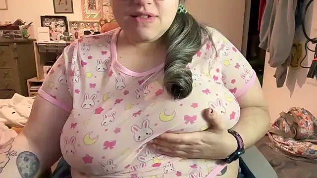 Snapshot of MimiParis chatting on 01-06-25, 04:23 MimiParis online show from 01-06-25, 04:23