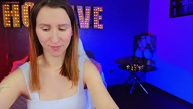 Snapshot of AliceBYKiss chatting on 12-20-24, 12:27 AliceBYKiss online show from 12-20-24, 12:27