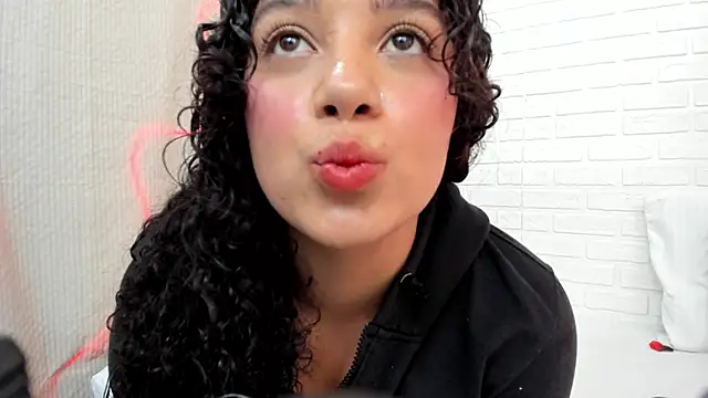 Snapshot of Julieta_333 chatting on 02-24-25, 05:31 Julieta 333 online show from 02-24-25, 05:31