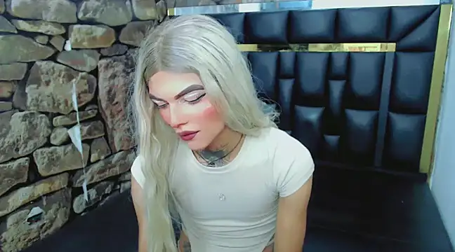 Snapshot of Luna_and_valery chatting on 01-25-25, 08:10 Luna and valery online show from 01-25-25, 08:10