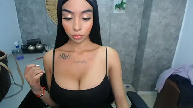 Snapshot of Tiffanny chatting on 01-09-25, 12:30 Tiffanny online show from 01-09-25, 12:30
