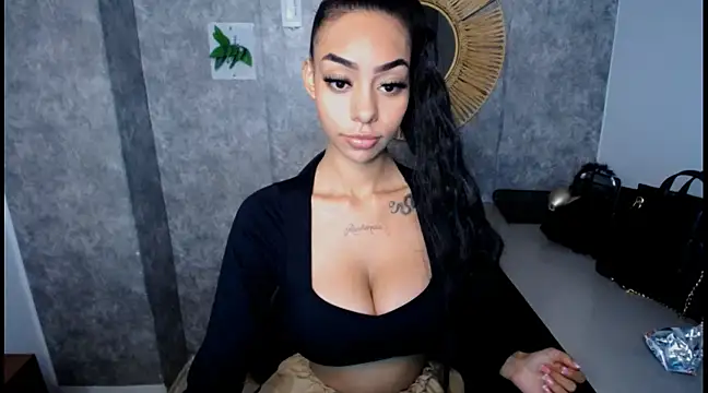 Snapshot of Tiffanny chatting on 02-11-25, 01:09 Tiffanny online show from 02-11-25, 01:09