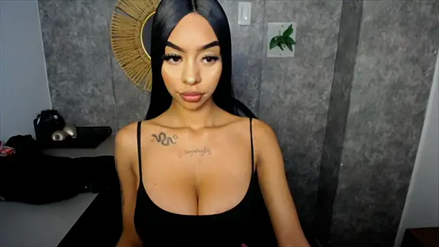 Snapshot of Tiffanny chatting on 02-13-25, 07:42 Tiffanny online show from 02-13-25, 07:42
