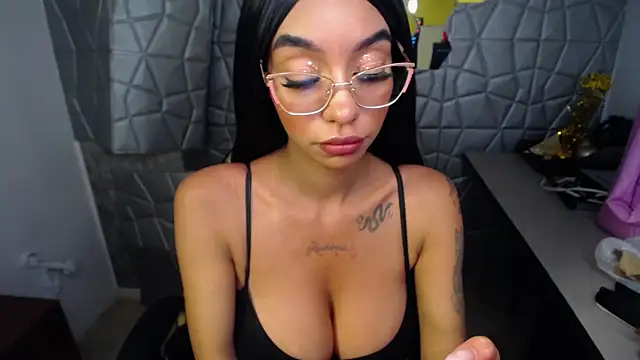 Snapshot of Tiffanny chatting on 03-04-25, 06:39 Tiffanny online show from 03-04-25, 06:39