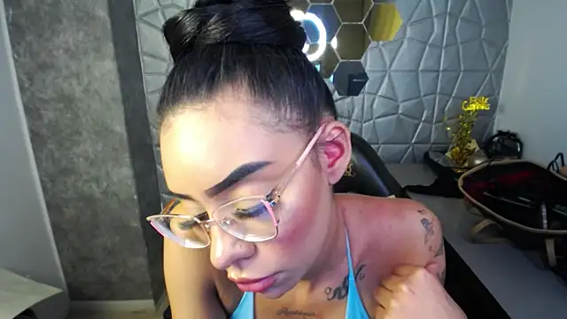 Snapshot of Tiffanny chatting on 03-08-25, 03:35 Tiffanny online show from 03-08-25, 03:35