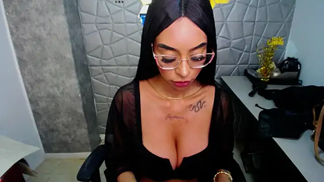 Snapshot of Tiffanny chatting on 03-09-25, 03:49 Tiffanny online show from 03-09-25, 03:49