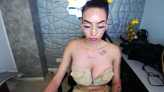 Snapshot of Tiffanny chatting on 03-11-25, 06:41 Tiffanny online show from 03-11-25, 06:41